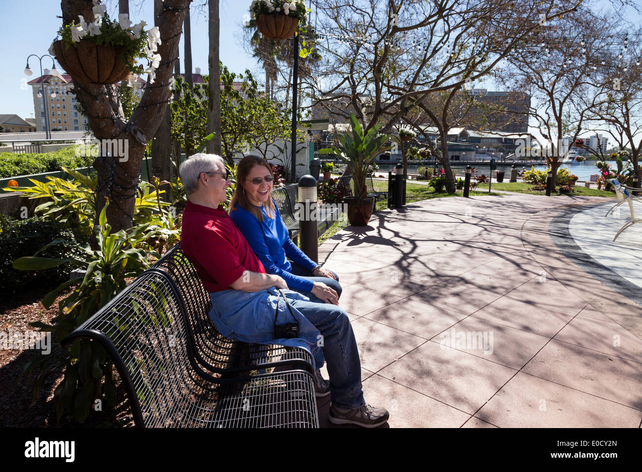 Älteres Paar genießen der Riverwalk Park in Tampa, FL, USA Stockfoto