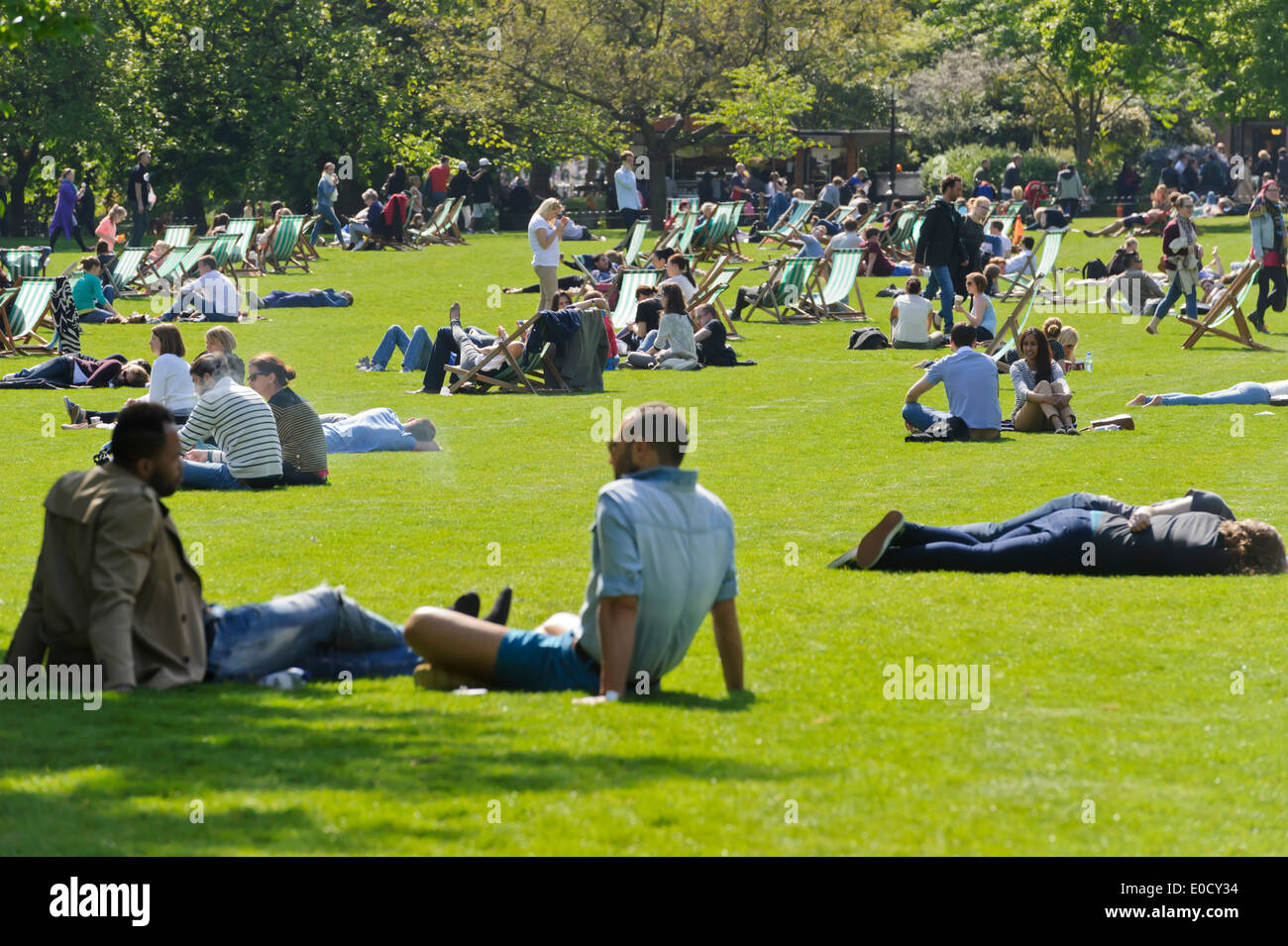 Menschen, die genießen des heißen britische Wetter im Park, London, England, Vereinigtes Königreich. Stockfoto