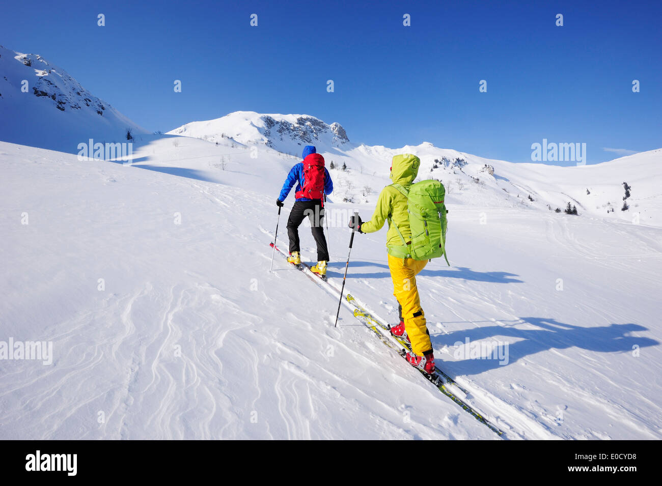 Zwei Skilangläufer aufsteigend, Mount Sulzspitze, Tannheimer Berge, Allgäuer Alpen, Tirol, Österreich Stockfoto