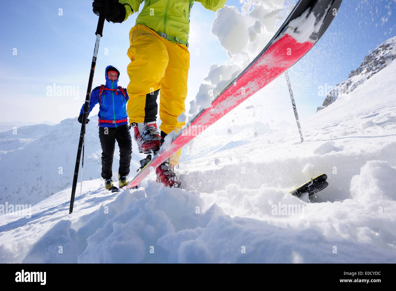 Zwei Langläufer zum Mount Sulzspitze, Tannheimer Berge, Allgäuer Alpen, Tirol, Österreich Stockfoto