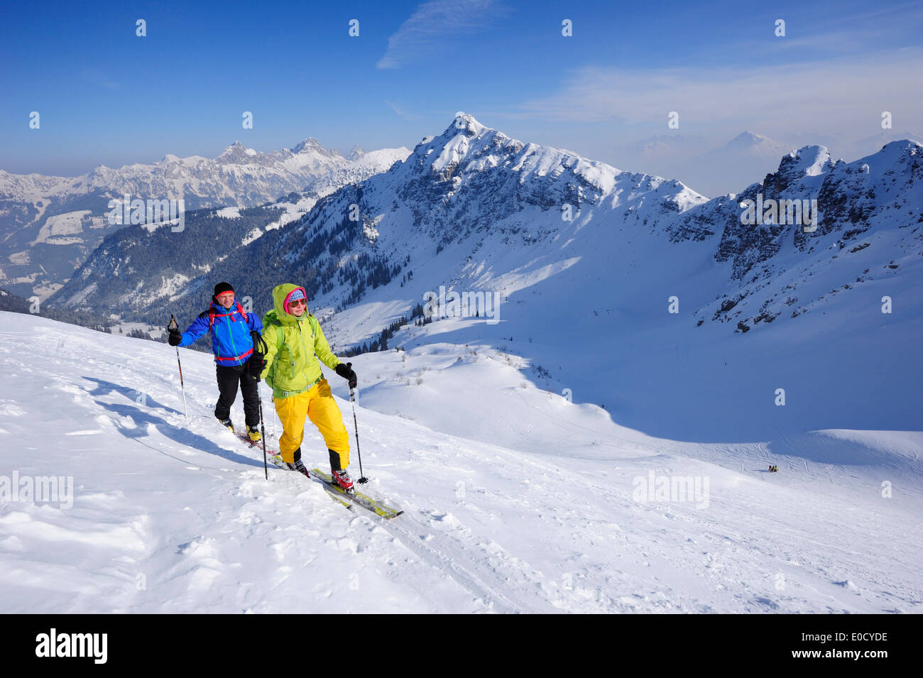Zwei Langläufer zum Mount Sulzspitze, Tannheimer Berge, Allgäuer Alpen, Tirol, Österreich Stockfoto