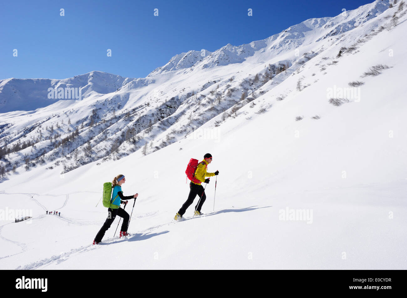 Zwei Langläufer zum Mount Kreuzspitze, Osttirol, Tirol, Österreich Stockfoto