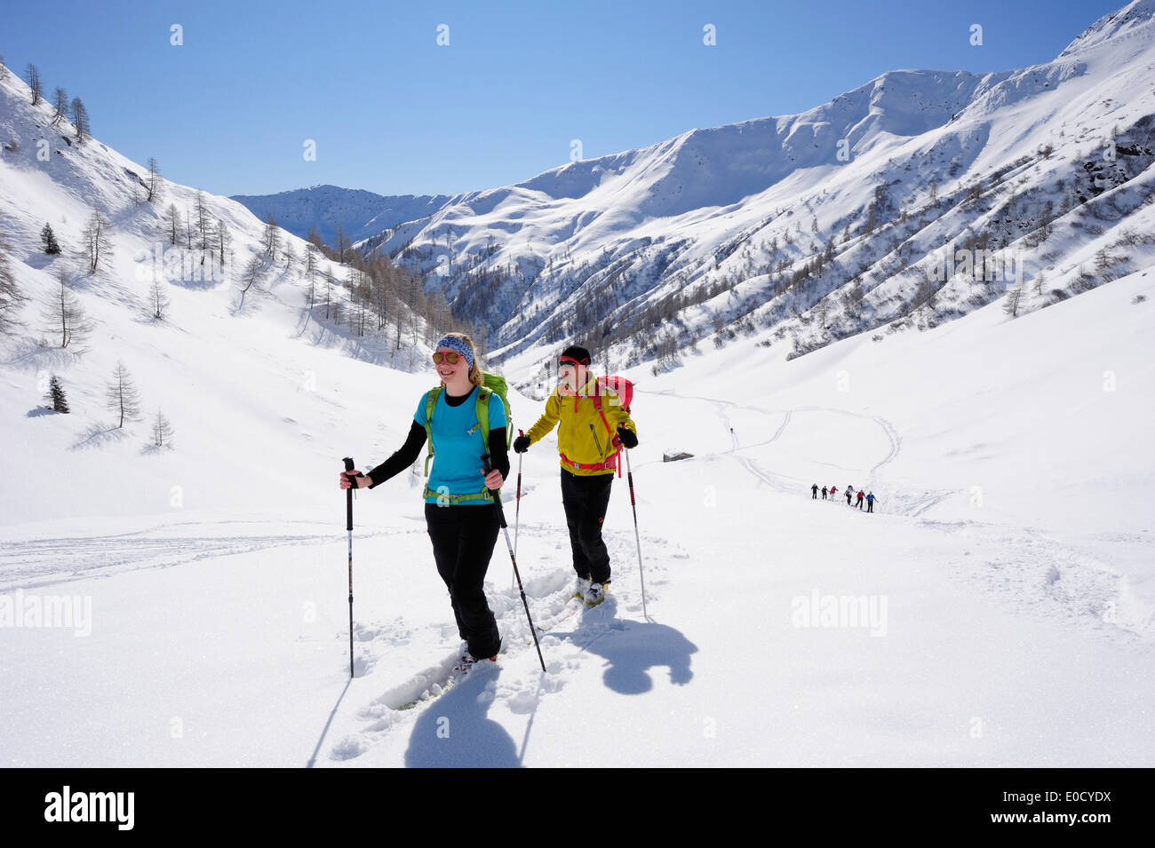 Zwei Langläufer zum Mount Kreuzspitze, Osttirol, Tirol, Österreich Stockfoto