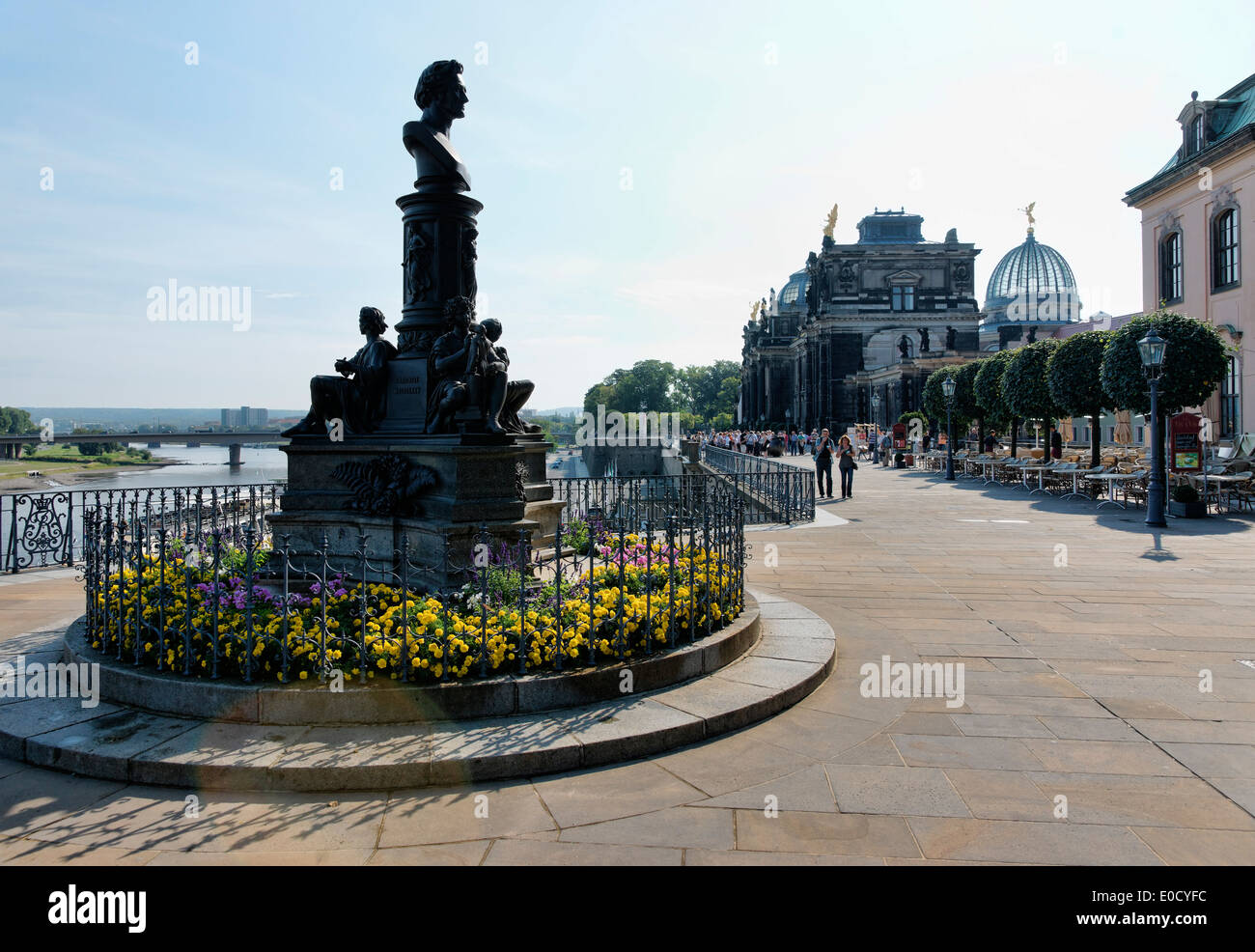 Denkmal der Dresdner Bildhauer Ernst Rietschel, der Brühlschen Terrasse und Albertinum, Dresden, Sachsen, Deutschland, Europa Stockfoto