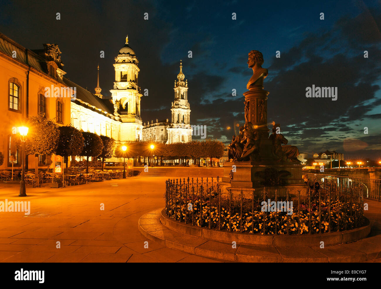Denkmal der Dresdner Bildhauer Ernst Rietschel, Brühlschens Terrasse, Ständehaus und Hofkirche der römisch-katholischen Kirche in der Nacht, Dr. Stockfoto