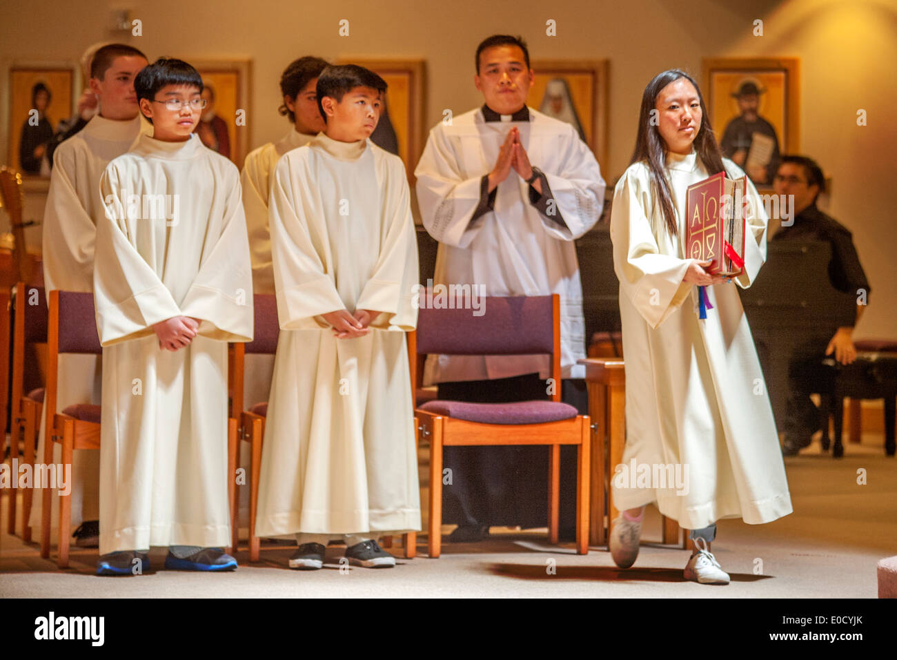 Junge gekleidet Altar, an denen Server Gründonnerstag Messe in St. Timothy katholische Kirche, Laguna Niguel, CA. Hinweis Bibel und vietnamesische Hilfsprediger teilnehmen. Stockfoto