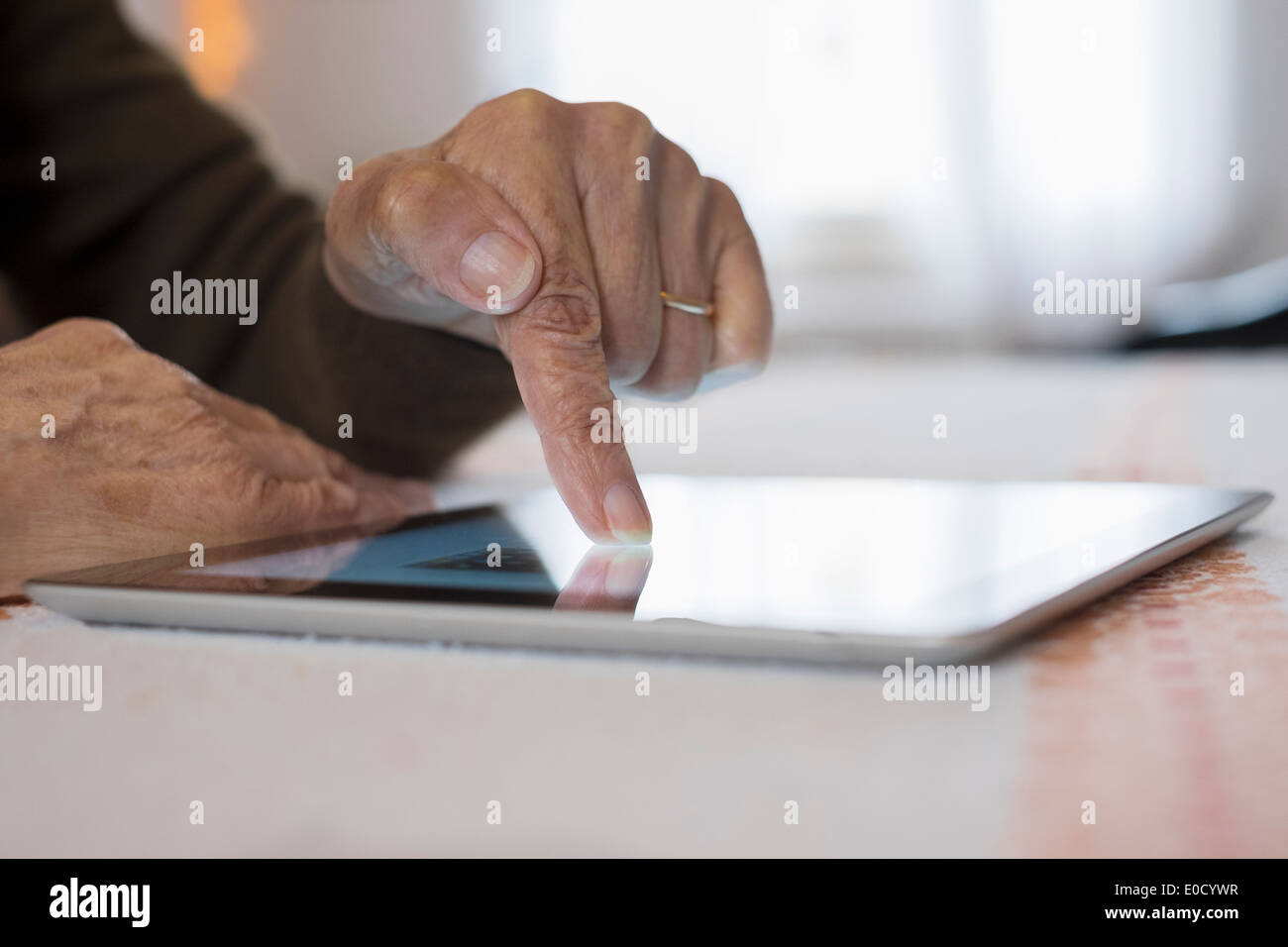 Frau Reife schreiben digital-Tablette drinnen closeup Stockfoto