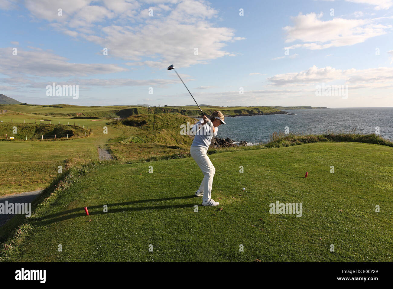 Golfspieler auf Nefyn Golfplatz spielen die 16. Loch, Nefyn auf der Llyn Halbinsel, North Wales, Großbritannien, Europa Stockfoto