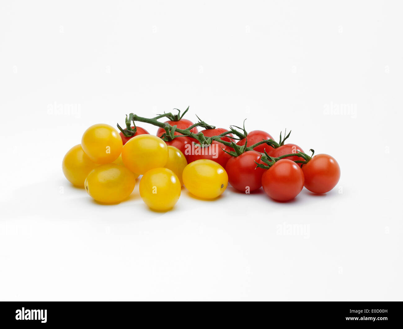 Eine Auswahl an Rotwein und Gelbe Cherrytomaten auf weißem Hintergrund Stockfoto