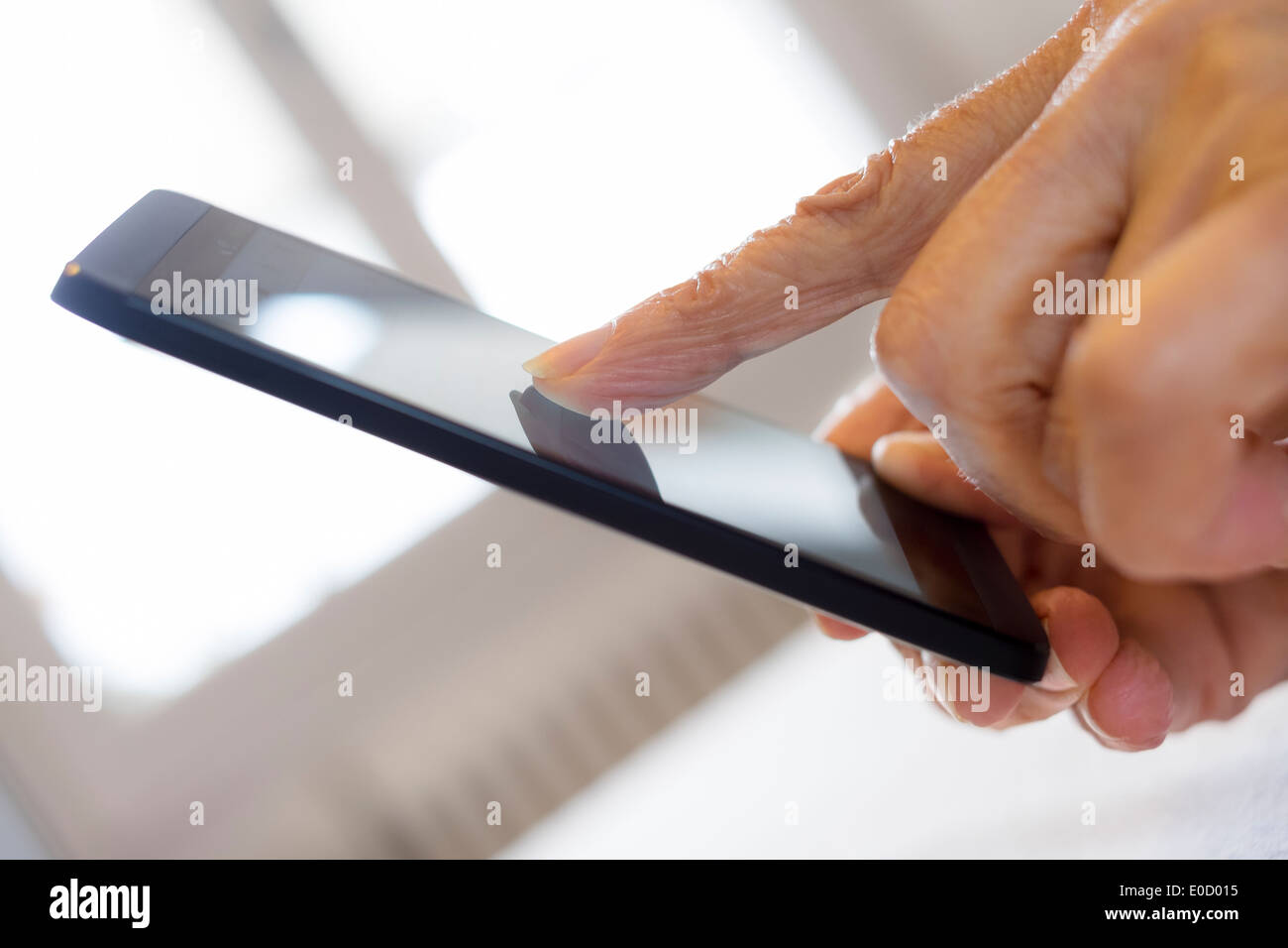 Reife Frauen schreiben Handy drinnen closeup Stockfoto