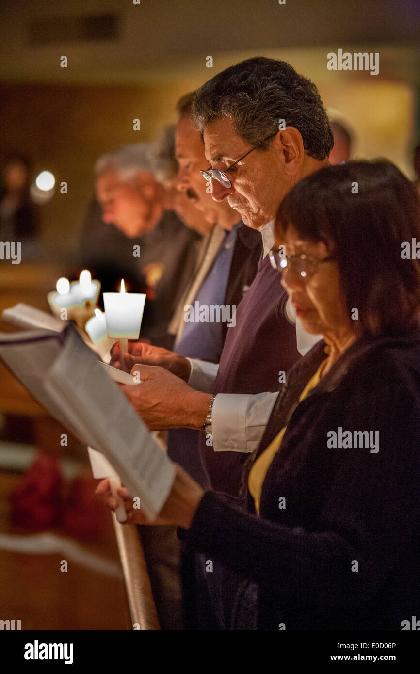 Die Kongregation von St. Timothy katholische Kirche, Laguna Niguel, CA, hält Kerzen bedeutet das Licht Christi füllen die Kirche an die große Osternacht. Stockfoto