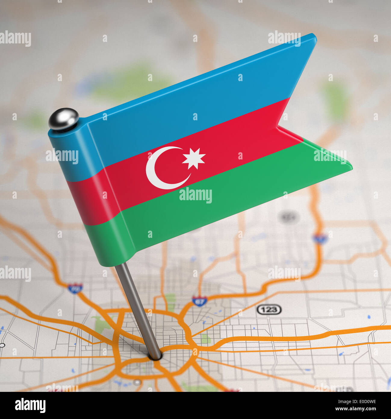 Aserbaidschan kleine Flagge auf einem Kartenhintergrund. Stockfoto