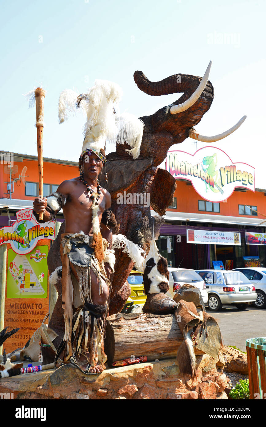 Zulu Krieger mit Elefanten-Statue im Chamäleon-Dorf, Hartbeespoort, North West Province, Südafrika Stockfoto