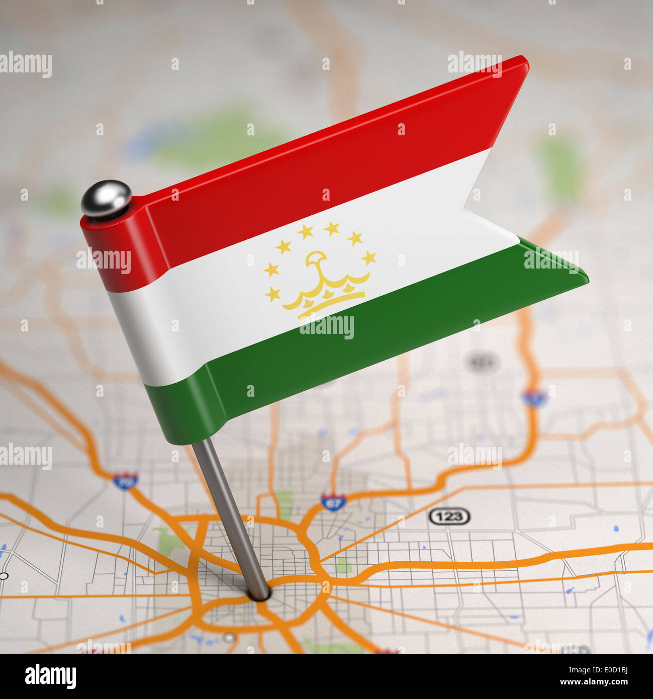 Tadschikistan kleine Flagge auf einem Kartenhintergrund. Stockfoto