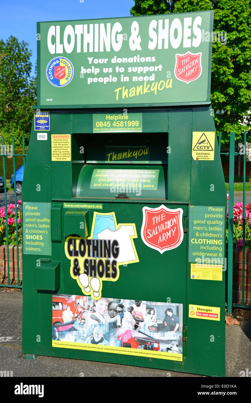 Kleidung & Schuhe recycling bin, Ruislip, London Borough of Hillingdon, Greater London, England, Vereinigtes Königreich Stockfoto