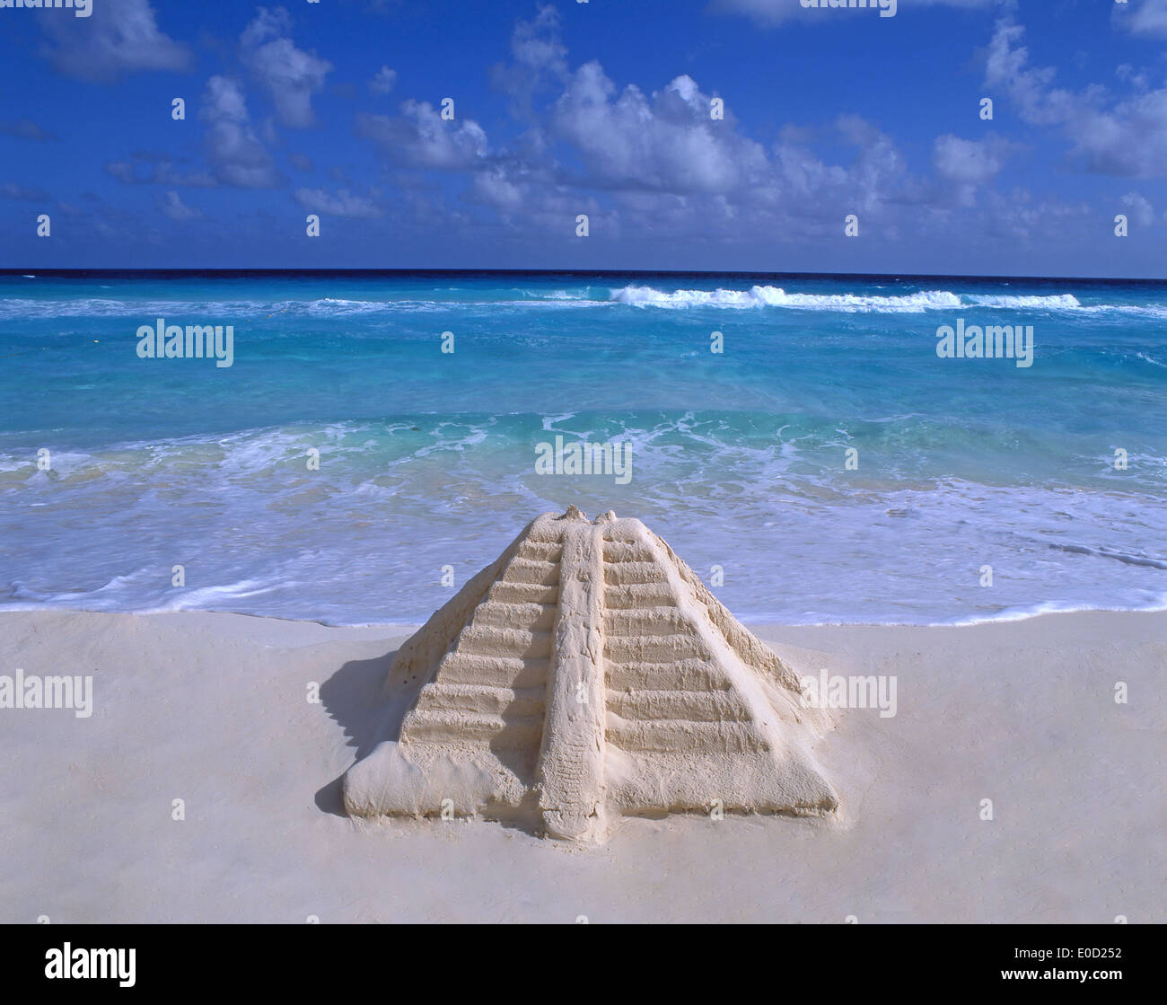 Pyramidenförmige Sandburg, Hotel Zone, Cancun, Halbinsel Yucatán, Bundesstaat Quintana Roo, Mexiko Stockfoto