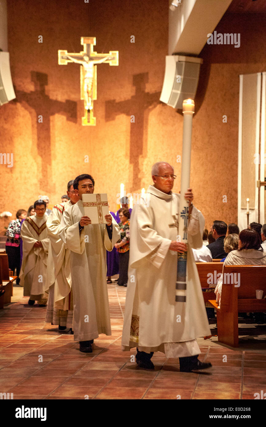 Eine ältere Diakon führt eine Prozession von Servern zu ändern, nach der Messe in der St. Timothy katholische Kirche, Laguna Niguel, CA. Stockfoto