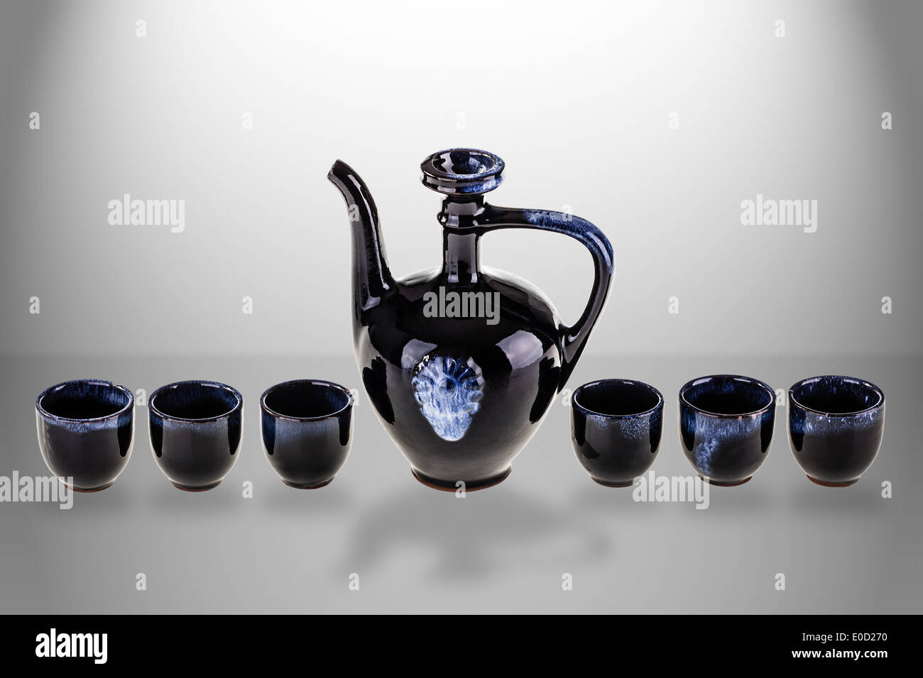 eine schwarze verzierten Teeservice isoliert auf weißem Hintergrund Stockfoto