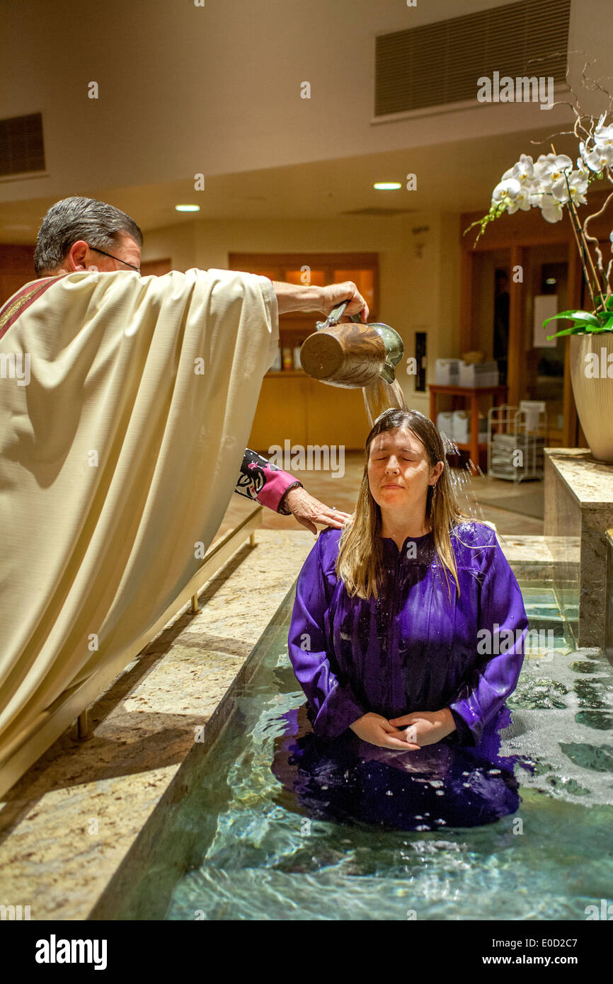 Die Pfarrer von St. Timothy katholische Kirche, Laguna Niguel, CA, tauft einen Katechumenen oder eine Person, ein Katholik geworden. Hinweis Taufbecken. Stockfoto