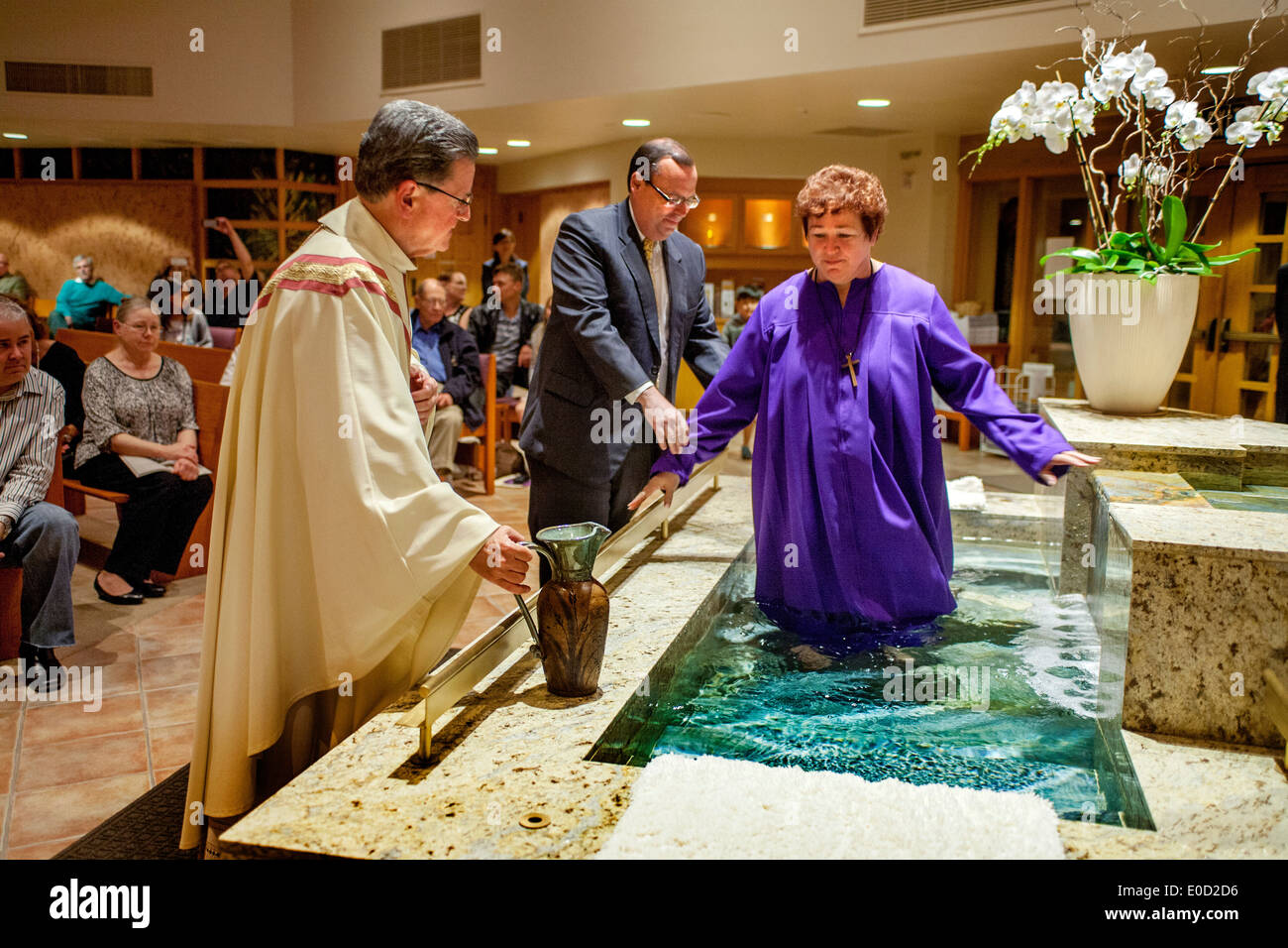 Die Pfarrer von St. Timothy katholische Kirche, Laguna Niguel, CA, bereitet einen Katechumenen oder eine Person, ein Katholik geworden zu taufen. Hinweis: Taufbecken und Sponsor der Katechumenen. Stockfoto