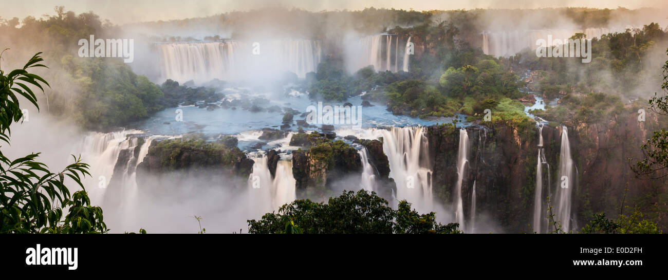 Früh morgens in die Iguasu Wasserfälle, fotografiert von brasilianischer Seite, Bundesstaat Parana, Brasilien Stockfoto