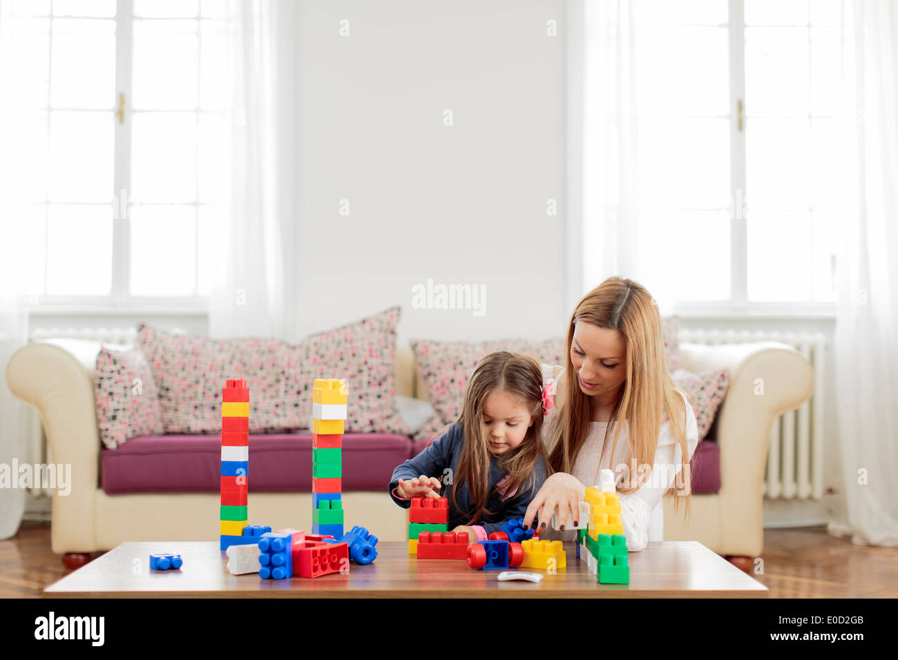 Mutter und Tochter spielen im Raum Stockfoto