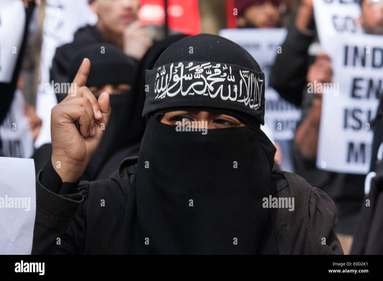 London, 9. Mai 2014. Muslimische radikale aus Anjem Choudarys brauchen für Khilafah Gruppe demonstrieren außerhalb Indiens Hochkommissariat in London gegen was sie sagen, ist der Missbrauch der Muslime von Hindus in Indien. Bildnachweis: Paul Davey/Alamy Live-Nachrichten Stockfoto