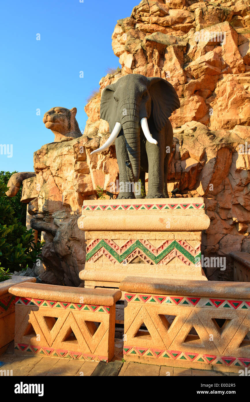 Elefanten-Statue auf der Brücke der Zeit, Valley of Waves, Sun City Urlaub Resort, Pilanesberg, North West Province, Südafrika Stockfoto