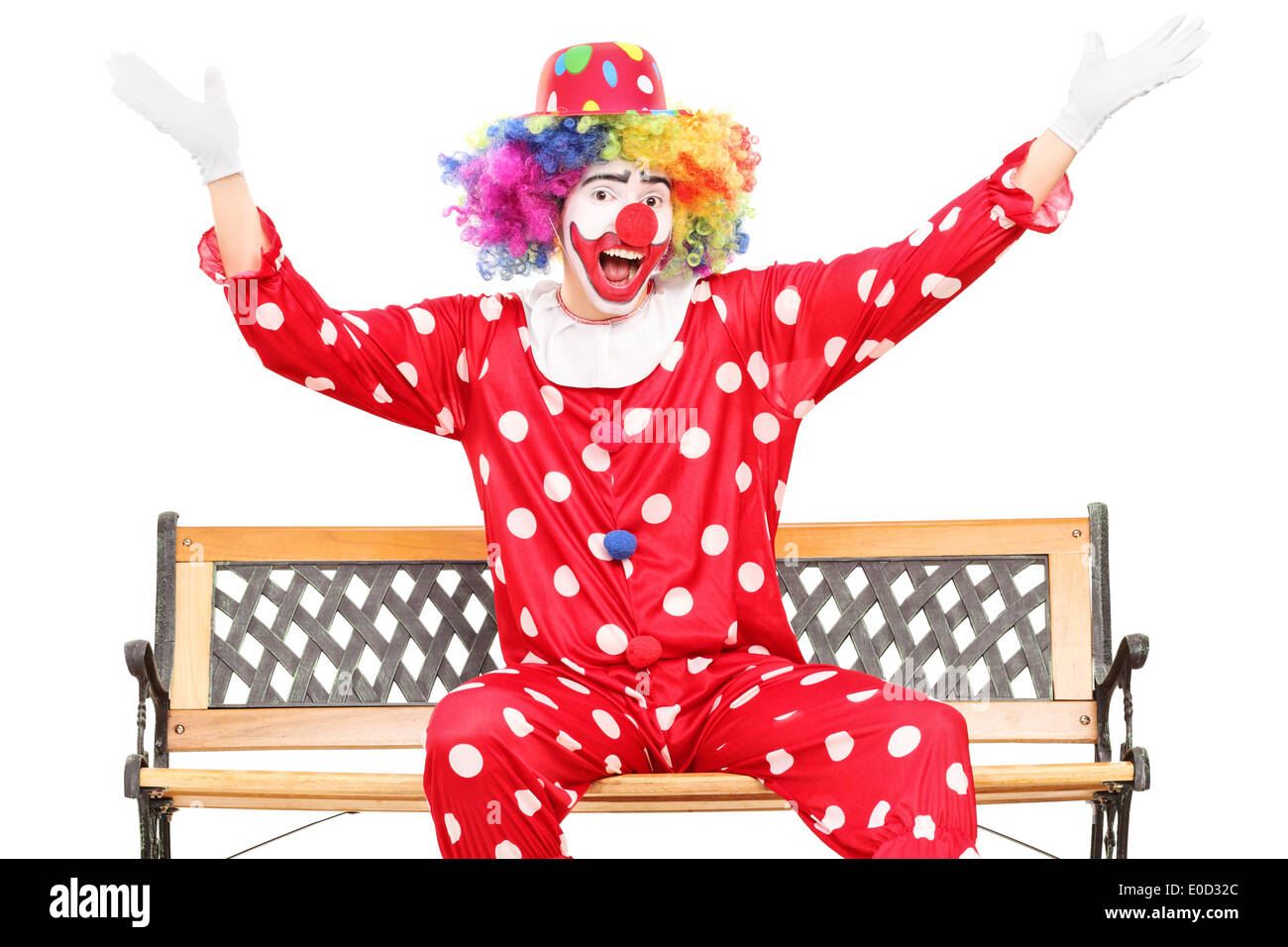 Clown gestikulieren Glück auf Bank sitzend Stockfoto