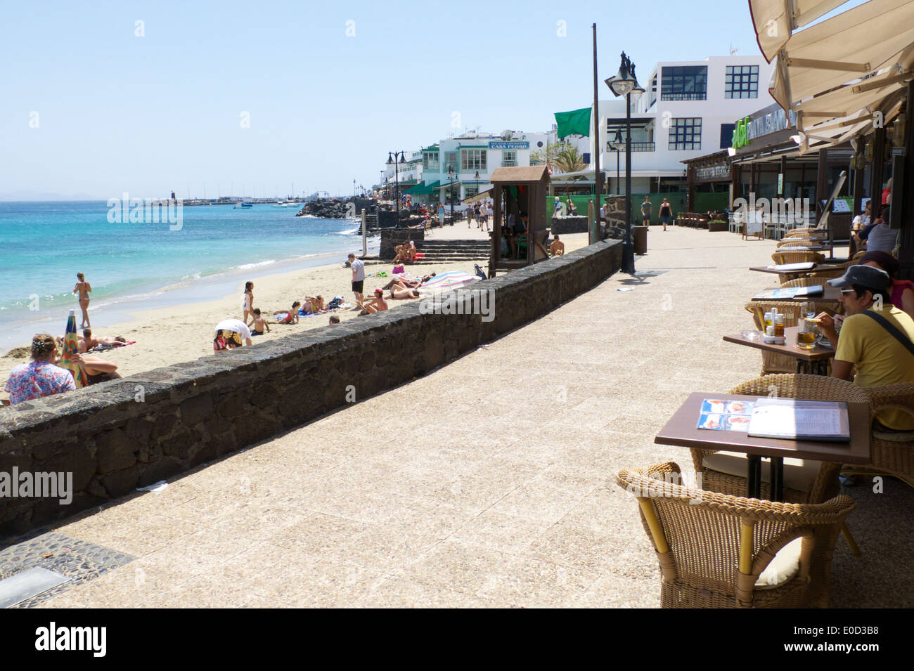 Promenade und Strand von Playa Blanca in Lanzarote, Kanarische Inseln, Spanien Stockfoto