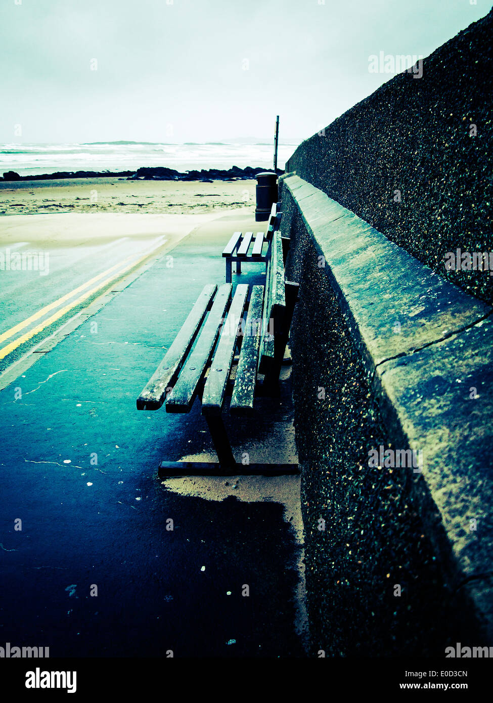 Der Weg durch Rhosneigr, Anglesey, North Wales führt zum Strand mit Sitzgelegenheiten auf dem Weg Stockfoto