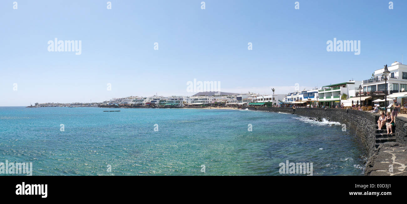 Promenade und Strand von Playa Blanca in Lanzarote, Kanarische Inseln, Spanien Stockfoto
