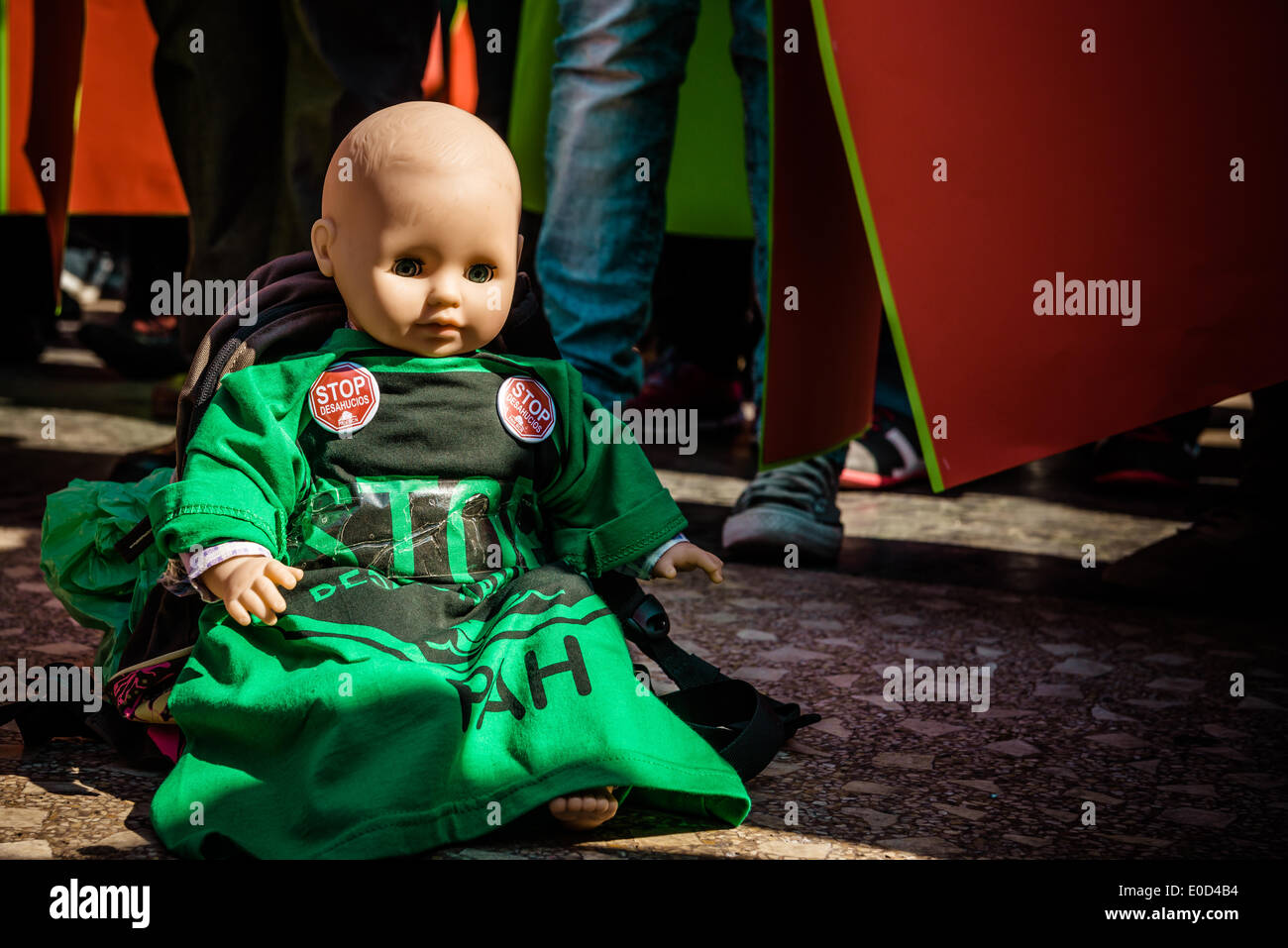 Barcelona, Spanien. 9. Mai 2014: Eine Puppe trägt die Pak Hemd, die Plattform von Menschen betroffen durch Hypotheken, sitzt auf Katalonien Platz unter der Menge während einer Protestaktion Credit: Matthi/Alamy Live-Nachrichten Stockfoto