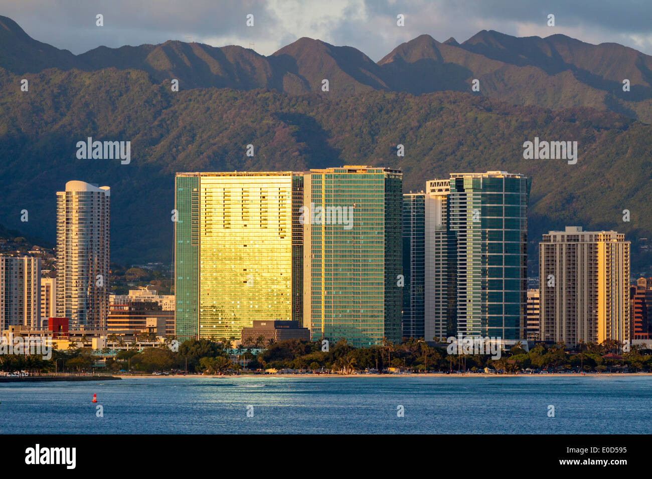 Die Innenstadt von Honolulu wie gesehen von Honolulu Hafen-Honolulu, Oahu, Hawaii, USA. Stockfoto