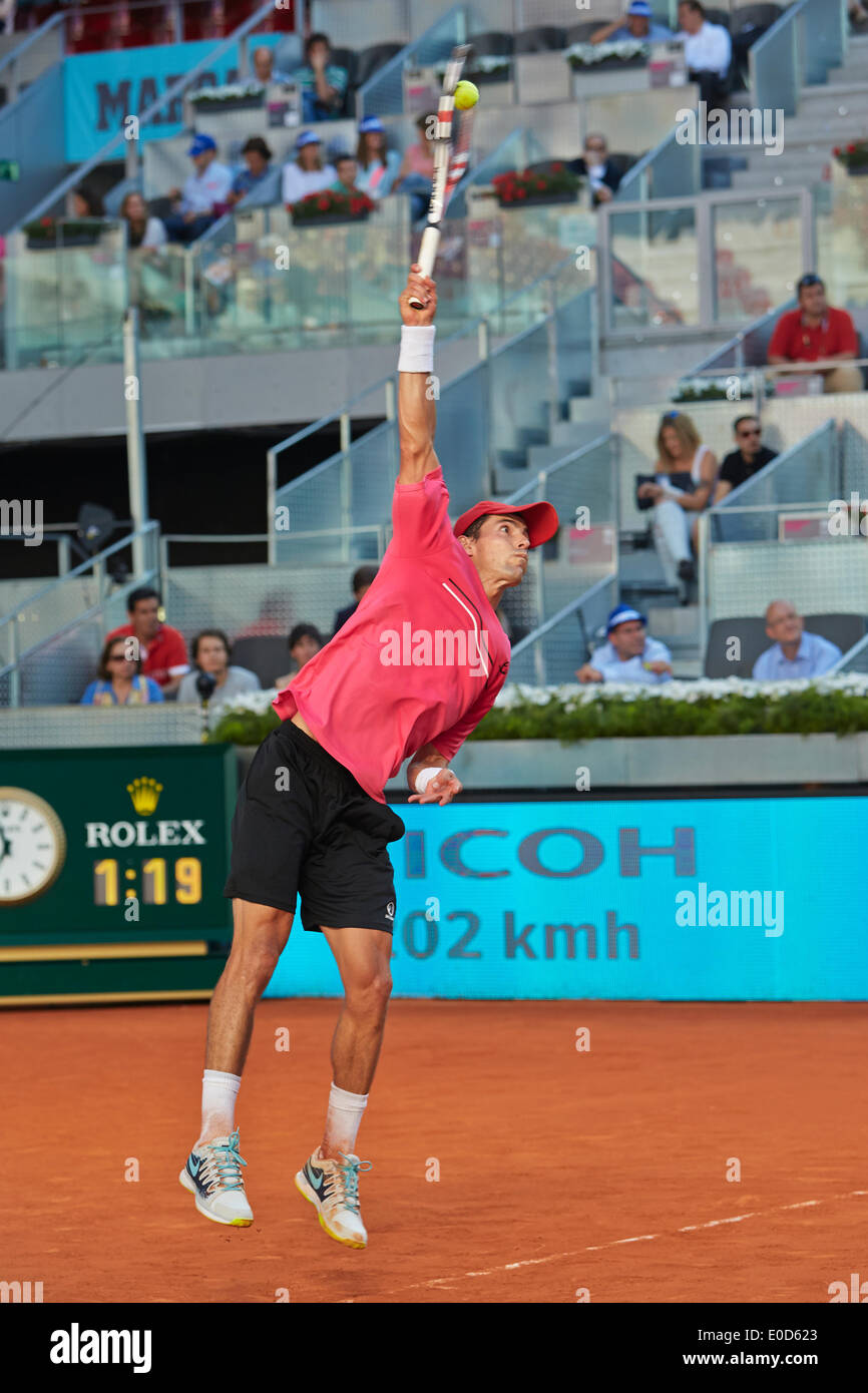 Madrid, Spanien. 9. Mai 2014. Santiago Giraldo Kolumbien dient den Ball während des Spiels mit Roberto Bautista von Spanien am 6. Tag der Madrid Open von La Caja Magica. Bildnachweis: Aktion Plus Sport/Alamy Live-Nachrichten Stockfoto