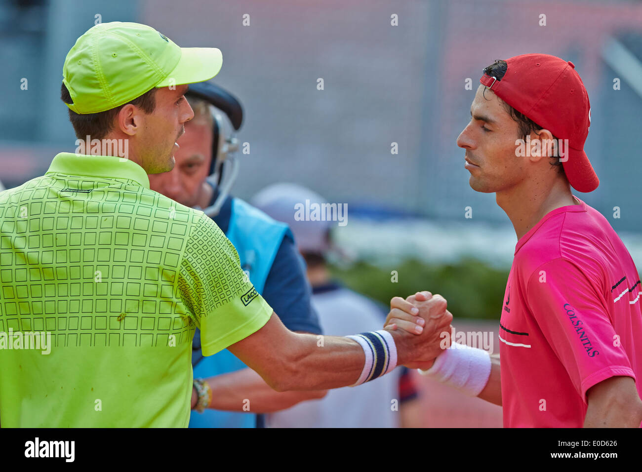 Madrid, Spanien. 9. Mai 2014. Roberto Bautista von Spanien (L) shake Hands mit Santiago Giraldo von Kolumbien am Ende des Spiels mit am 6. Tag der Madrid Open von La Caja Magica. Bildnachweis: Aktion Plus Sport/Alamy Live-Nachrichten Stockfoto