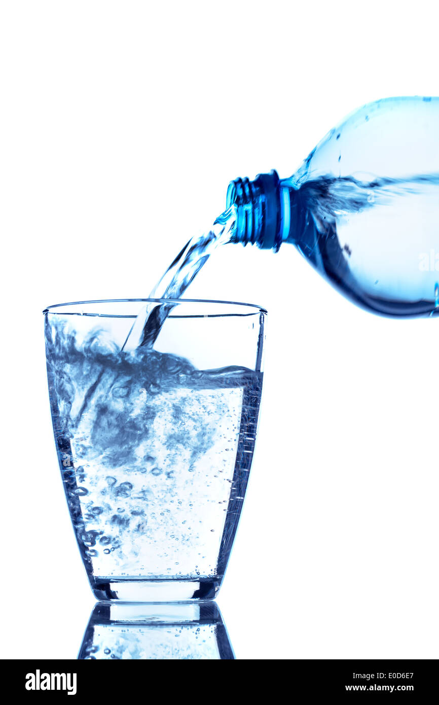 Wasser wird aus einer Wasserflasche in einem Glas, Aus Einer Wasserflasche Wird Wasser in Ein Glas Gegossen gegossen. Stockfoto