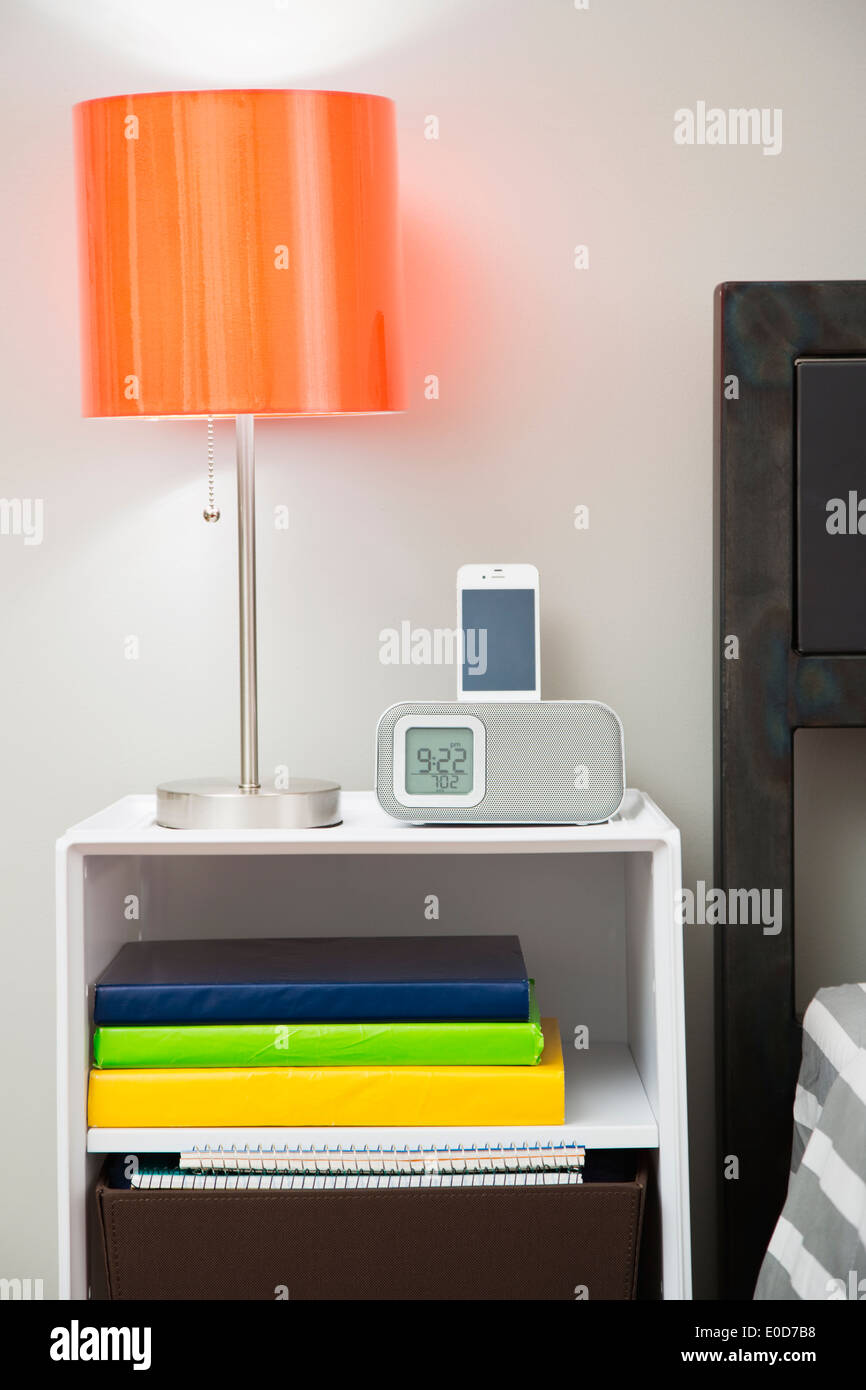 Nachttisch neben dem Bett im Schlafsaal Stockfoto