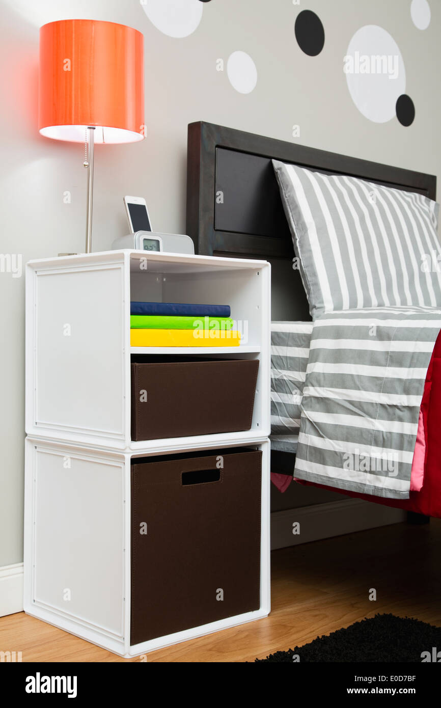 Nachttisch neben dem Bett im Schlafsaal Stockfoto