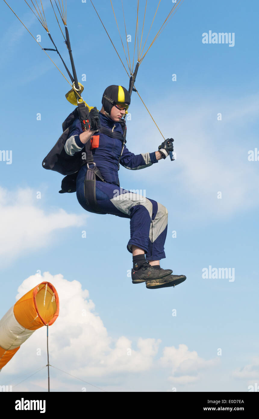 Eines Tages mit Fallschirmspringer in Flugplatz. Die Fallschirmspringer landen auf einer blauen Matte mit Zieltafel schwarz. Stockfoto