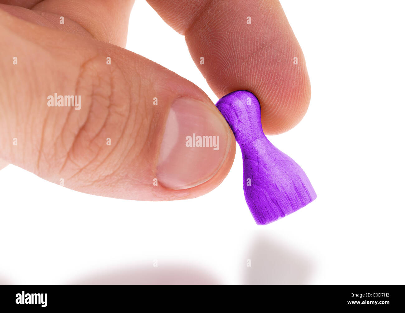 Hölzerne Bauer mit einer Volltonfarbe Malerei lila Stockfoto