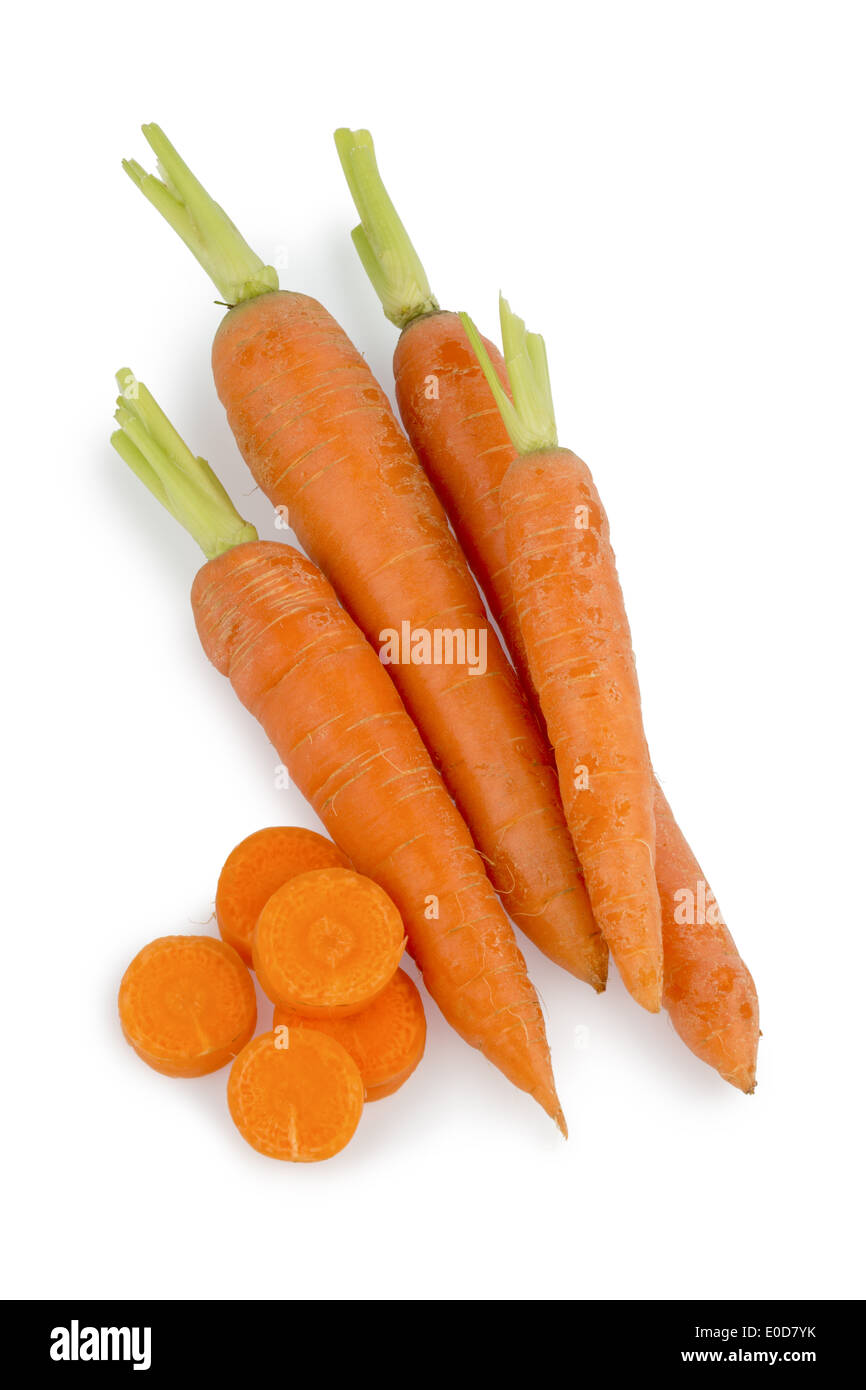 Karotten aus biologischem Anbau liegen auf weißem Hintergrund. Frisches Obst und Gemüse ist immer gesund., Moehren aus Biologis Stockfoto