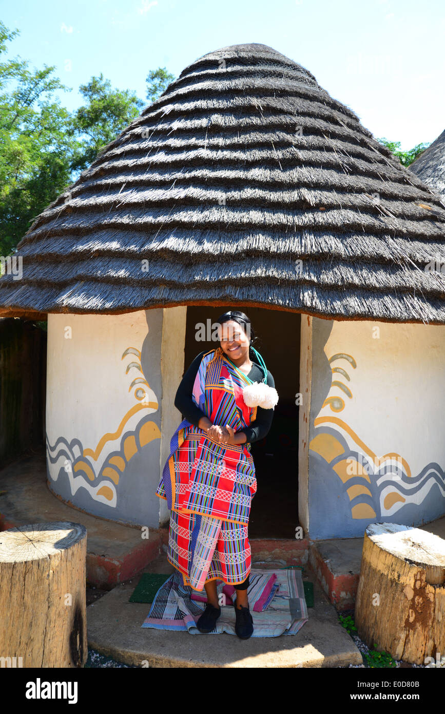 Venda Frau und Wohnung, Sun City Resort, Pilanesberg, Motseng Cultural Village, North West Province, Südafrika Stockfoto