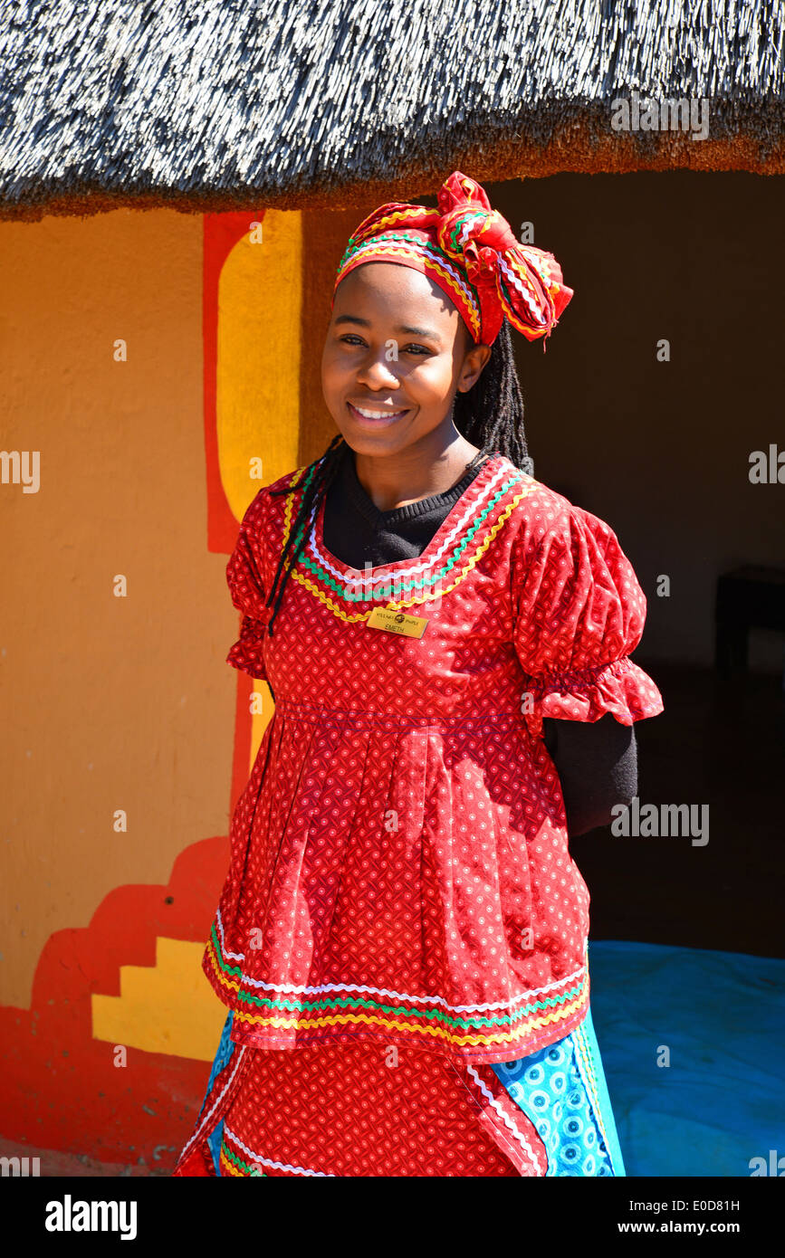 Shangaan Frau und Wohnung, Motseng Cultural Village, Sun City Resort, Pilanesberg, North West Province, Südafrika Stockfoto