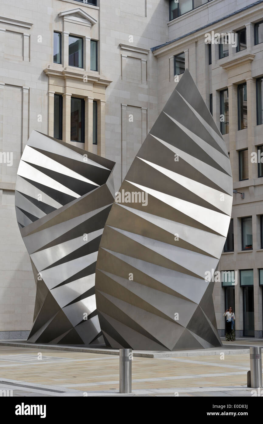 Eine moderne Skulptur, "Engelsflügel" von Thomas Heatherwick Bischöfe vor Gericht, in der Nähe von St. Pauls Cathedral, London, England. Stockfoto