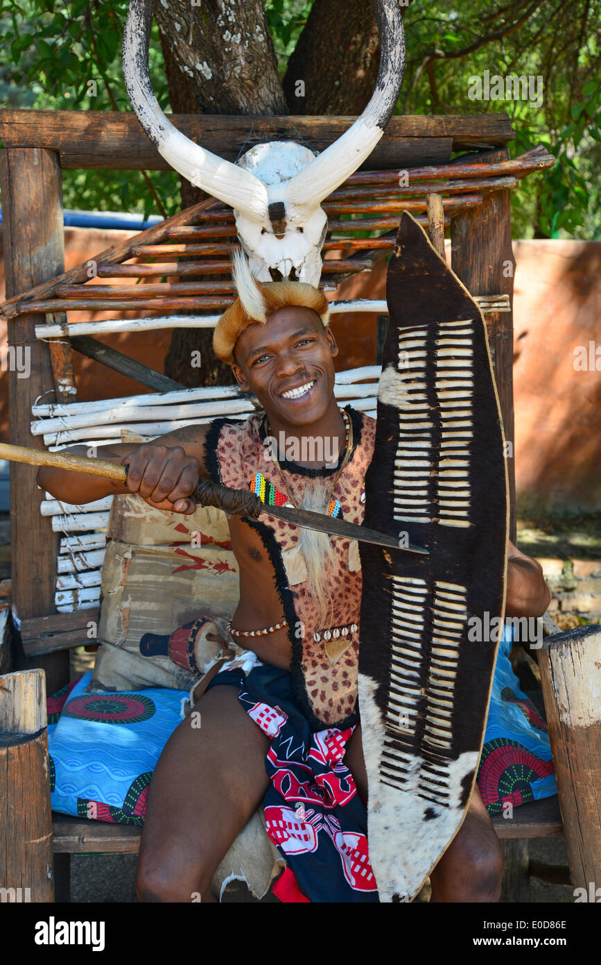 Zulu Stammesangehörigen bei Motseng Cultural Village, Sun City Resort, Pilanesberg, North West Province, Südafrika Stockfoto