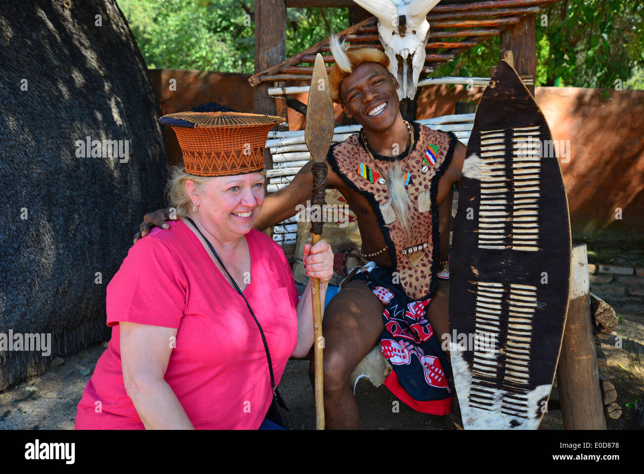 Zulu Stammesangehörige mit Tourist am Sun City Resort, Pilanesberg, Motseng Cultural Village, North West Province, Südafrika Stockfoto