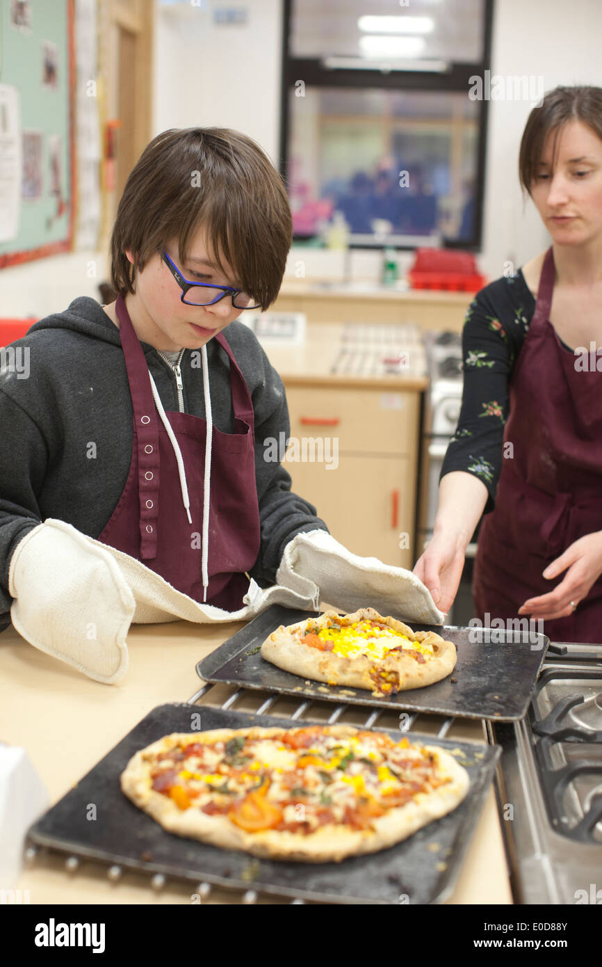 Schülerinnen und Schüler im Alter zwischen 11-16 Kochen Pizza in der Klasse "Optionen" an St. Christopher School, Letchworth Garden, Hertfordshire, UK Stockfoto