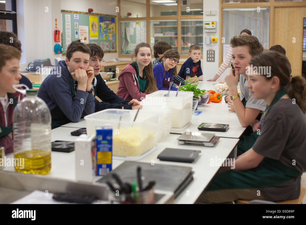 Schülerinnen und Schüler im Alter zwischen 11-16 Kochen Pizza in der Klasse "Optionen" an St. Christopher School, Letchworth Garden, Hertfordshire, UK Stockfoto