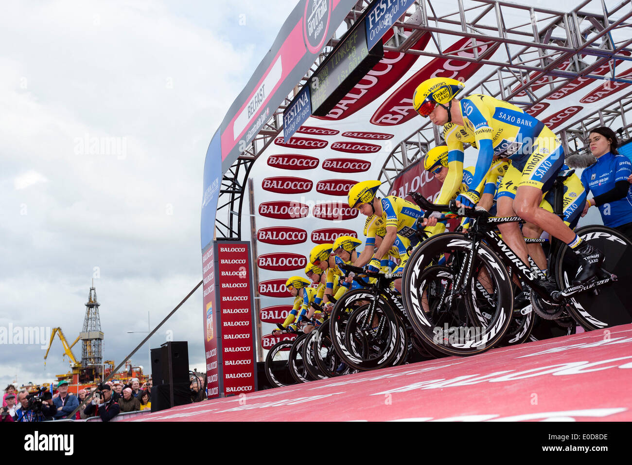 Belfast, Nordirland. 9. Mai 2014. Nicolas ROCHE (Kamera am nächsten liegende) führt sein Team Tinkoff Saxo aus der Startrampe im Mannschaftszeitfahren und ersten Etappe des Giro d ' Italia. Bildnachweis: Action Plus Sport Bilder/Alamy Live News Stockfoto